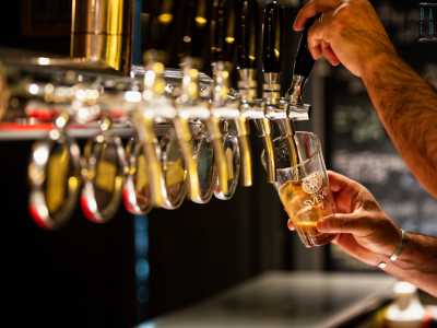 �Il birrificio � nato in un momento in cui si contavano solo 30 realt� del genere in tutta Italia � esordisce il proprietario �. Ma abbiamo creduto al potenziale di questa bevanda e con il tempo siamo riusciti ad affermarci con le nostre creazioni ad alta fermentazione, richieste oggi da molti locali�